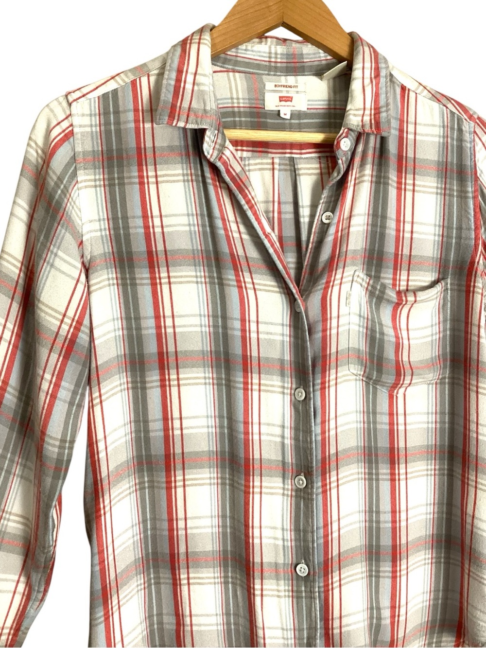Levi’s Boyfriend Fit Plaid Button Down Shirt Medium Red Gray White Cotton - Picture 3 of 16